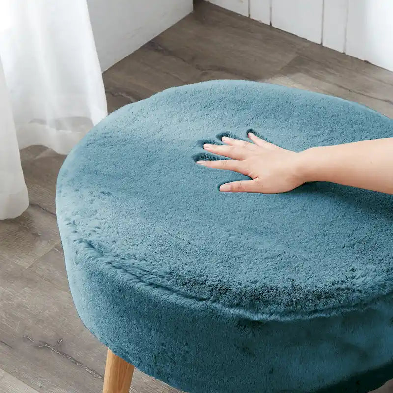 Ottoman ovale lourd en fausse fourrure avec pieds en bois
