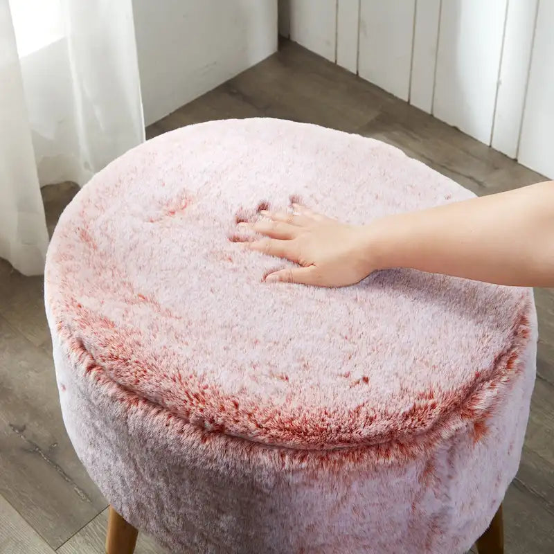 Ottoman ovale lourd en fausse fourrure avec pieds en bois