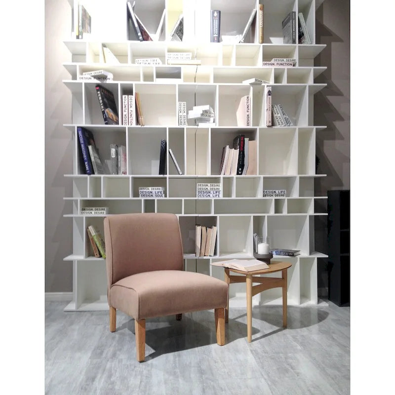 Chaise longue basse en suède couleur sable avec structure en bois